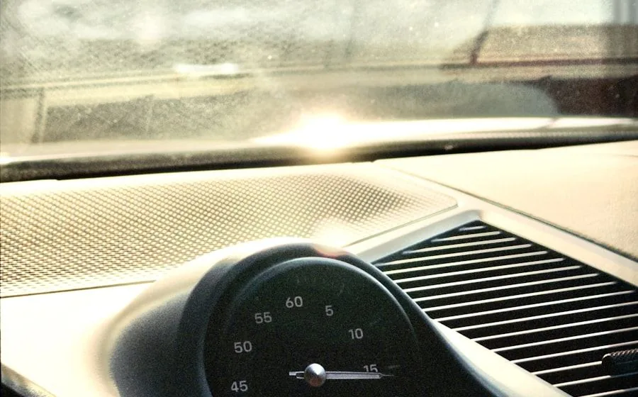 Horloge du tableau de bord d’un véhicule au petit matin