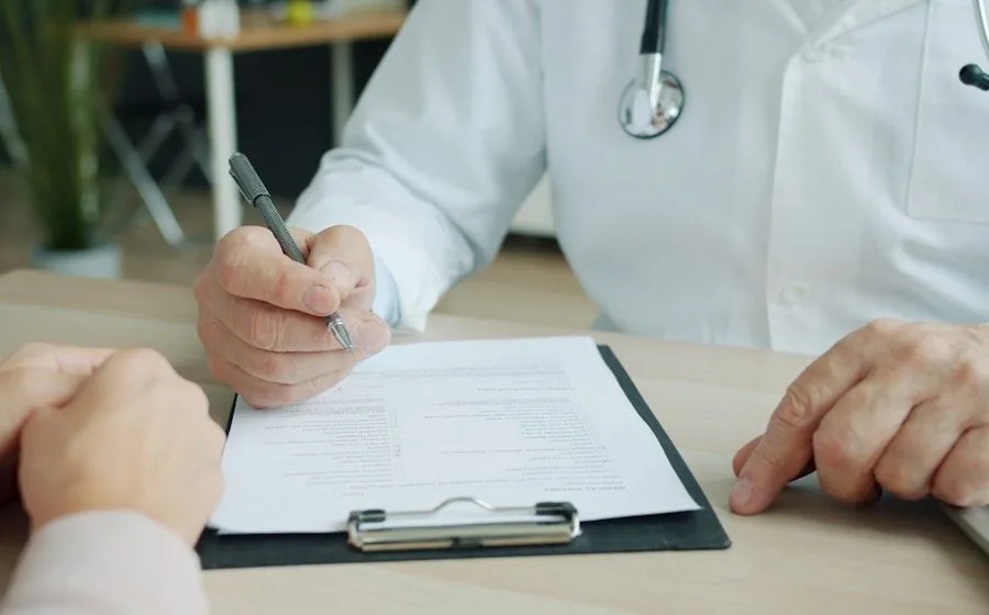 Médecin rédigeant une prescription face à un patient