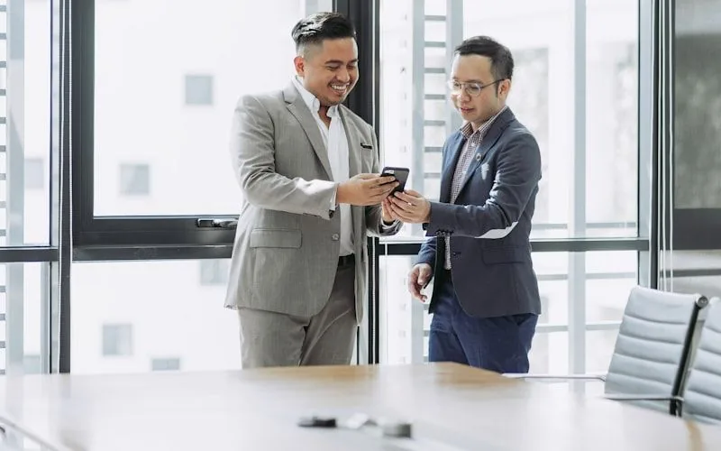 Deux professionnels consultant un téléphone