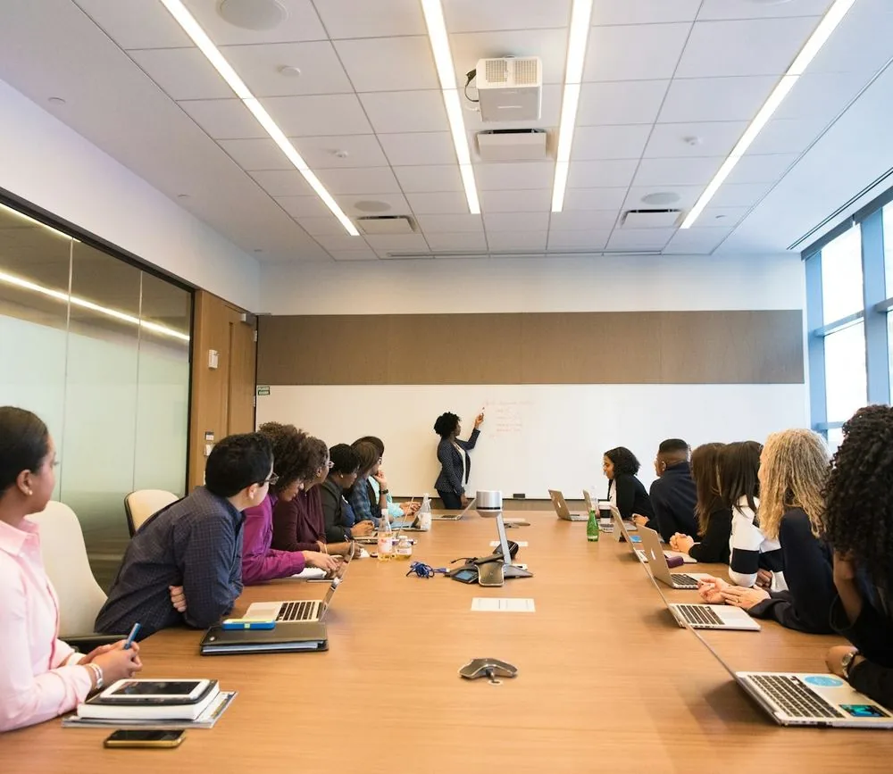 Professionnels en réunion autour d’une table