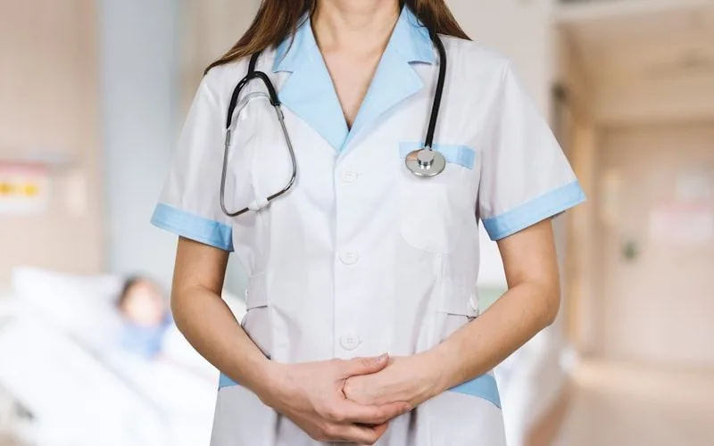 Profesional sanitaria con un estetoscopio