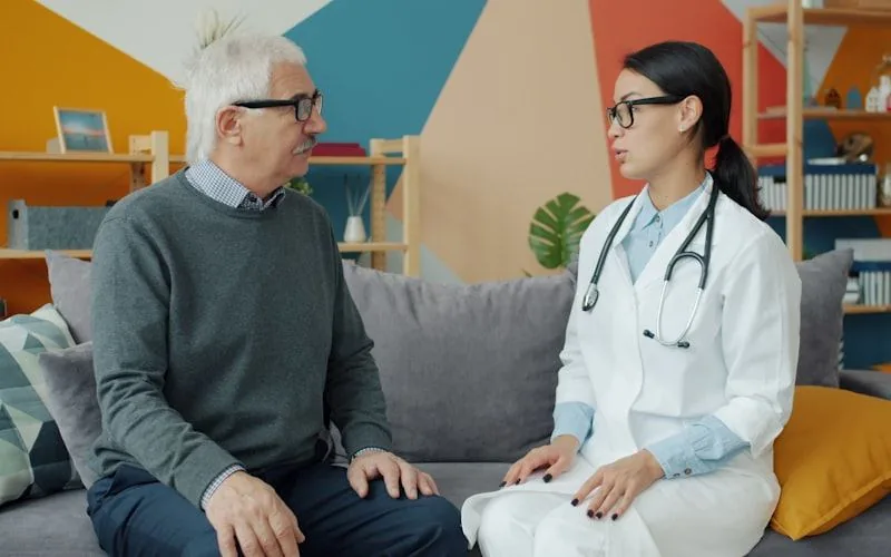 Paciente mayor en consulta con un médico