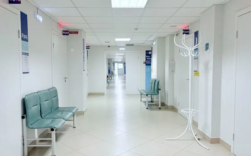 Couloir d’établissement hospitalier