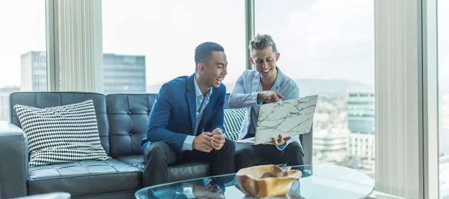 Deux professionnels en réunion dans un bureau lumineux