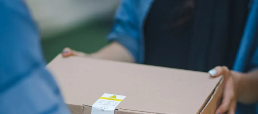 Remise en main propre d’un colis entre deux personnes