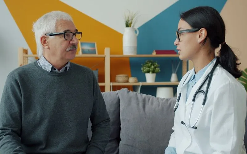 Médecin en consultation avec un patient âgé