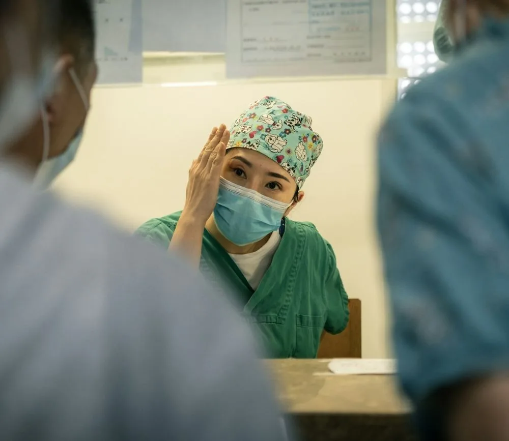 Soignante accompagnant un patient