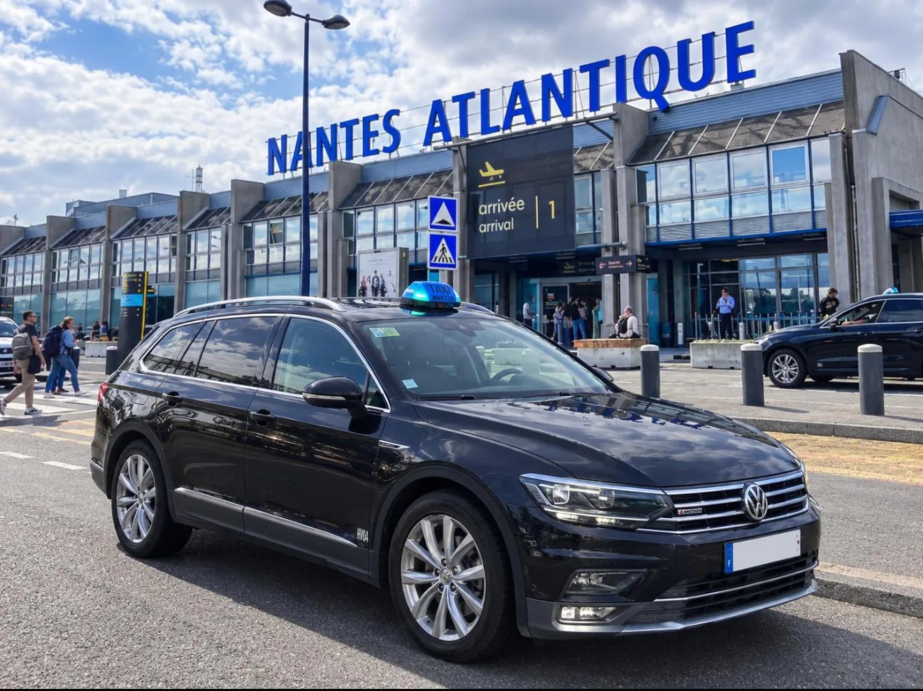 Le véhicule Ma Centrale 44 devant l’aéroport de Nantes Atlantique, prêt au départ