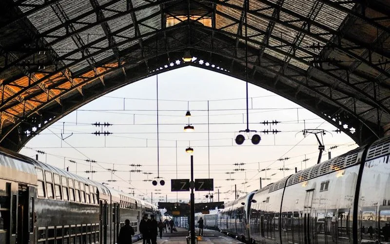 Voyageurs sur un quai de gare le long d’un train