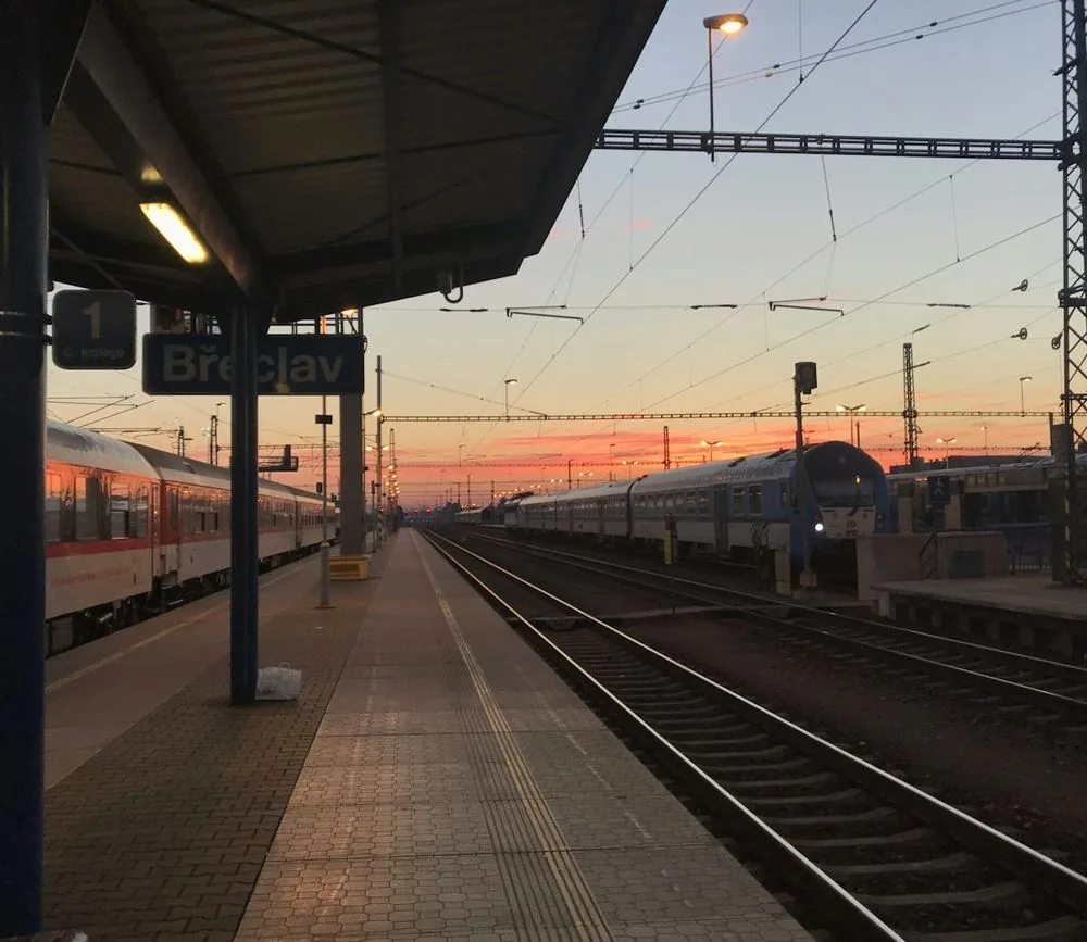 Quai de gare baigné d’une lumière dorée